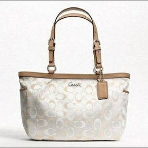 Coach Gallery 3 Color Signature Tote
F17676